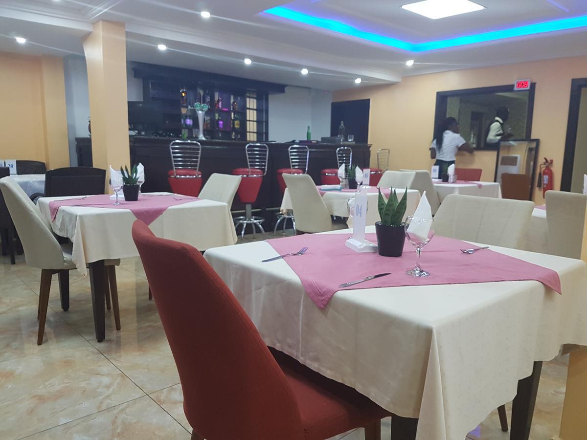 Mbayaville Hotel Дуала Экстерьер фото