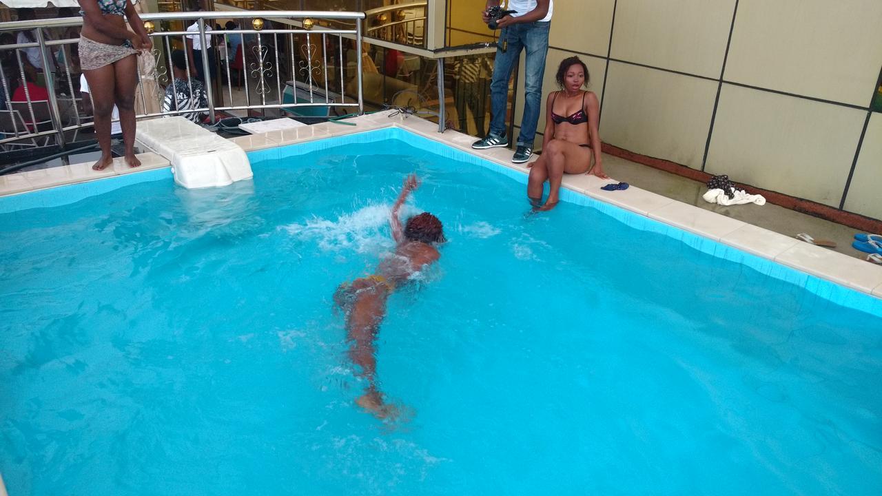 Mbayaville Hotel Дуала Экстерьер фото