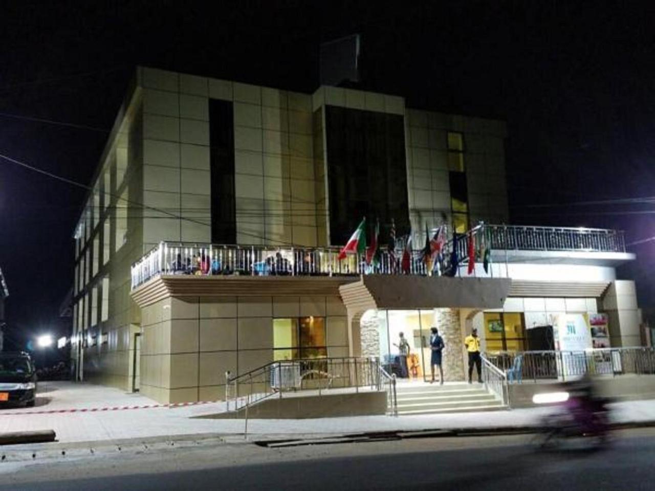 Mbayaville Hotel Дуала Экстерьер фото
