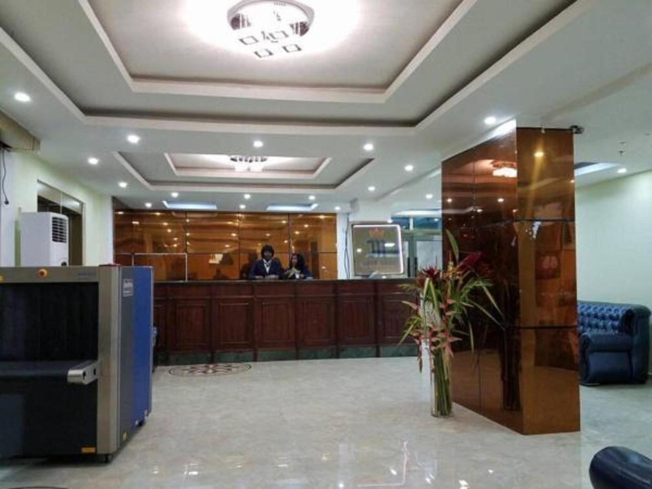 Mbayaville Hotel Дуала Экстерьер фото