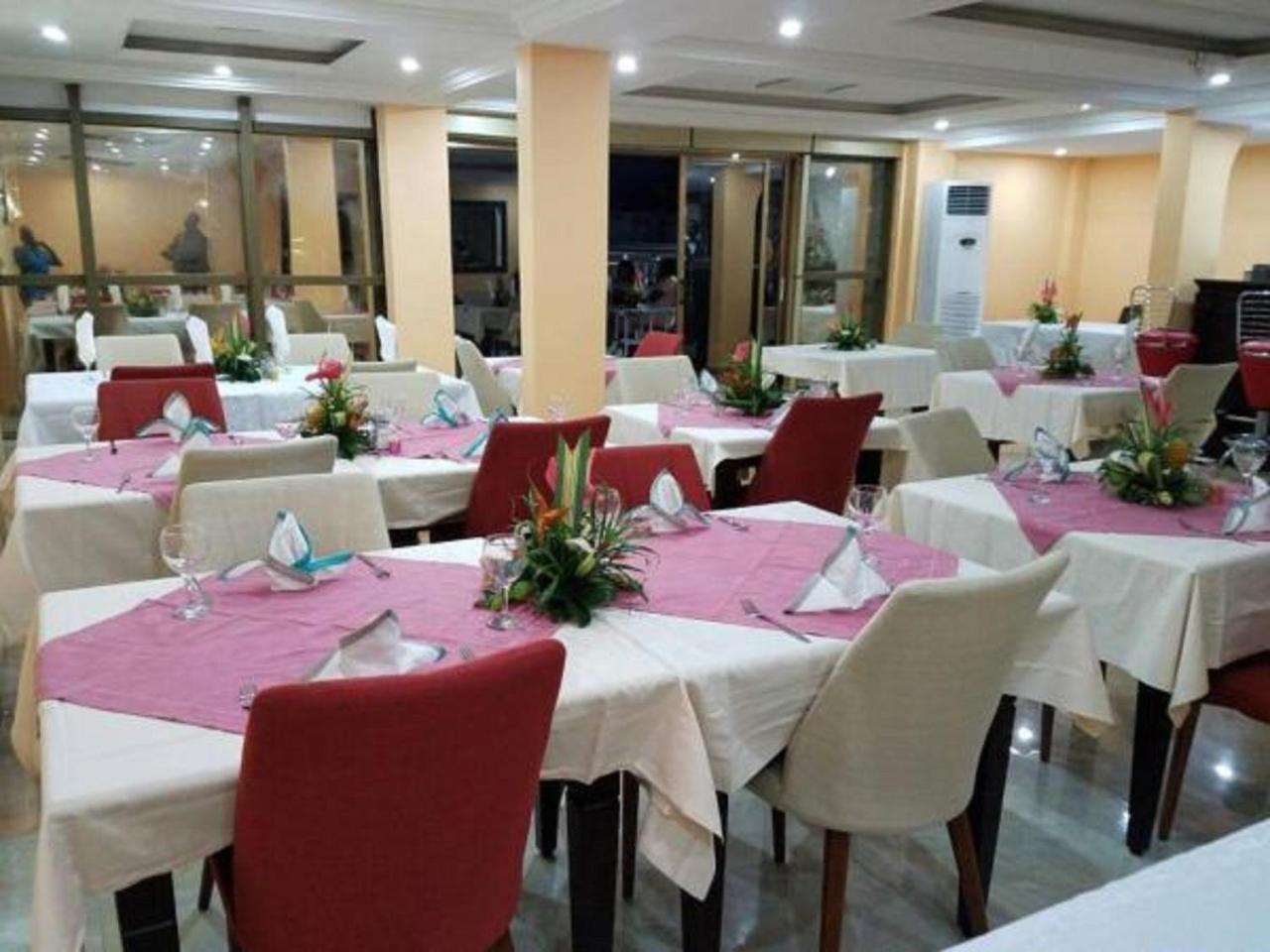 Mbayaville Hotel Дуала Экстерьер фото